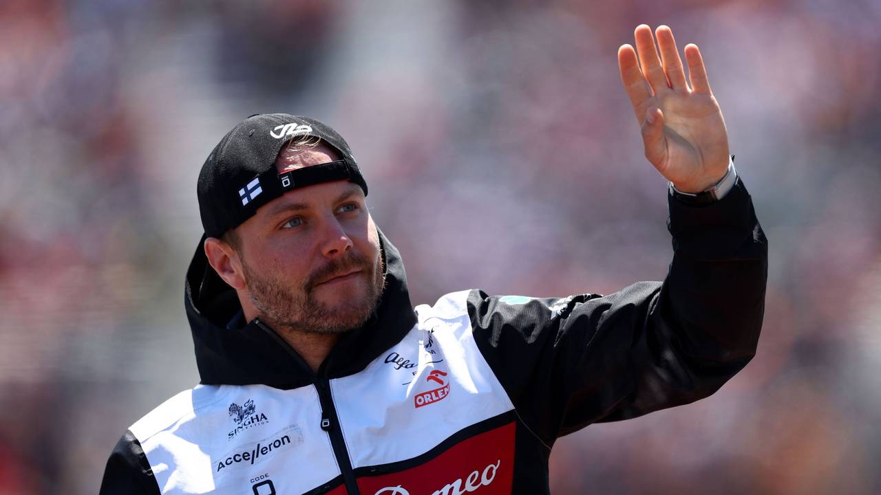 Valtteri Bottas hat eine Kappe verkehrt herum auf und winkt.