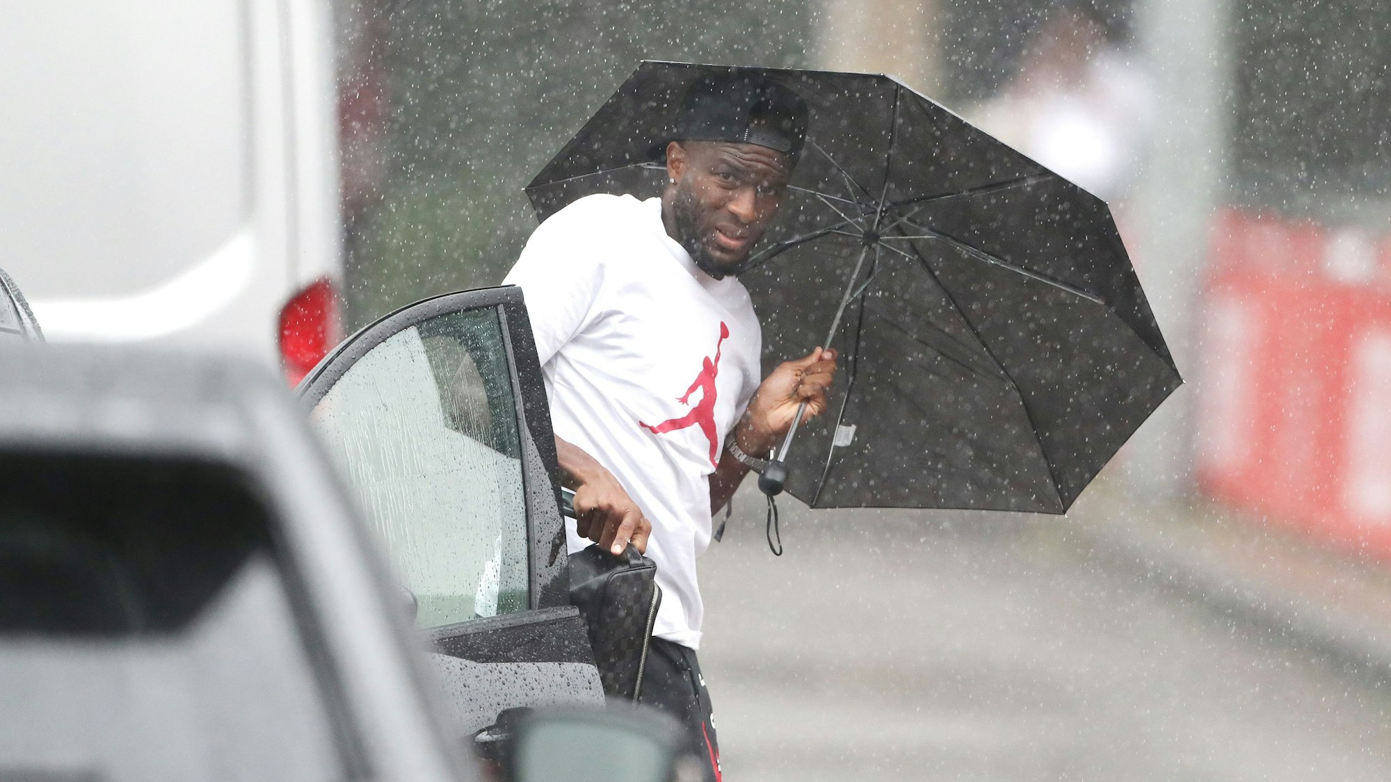 Anthony Modeste kam am Freitagmorgen (24. Juni 2022) bei strömendem Regen am Geißbockheim an.
