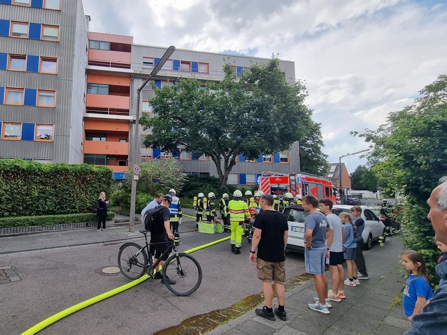 Feuerwehreinsatz in Köln-Lövenich bei einem Wohnungsbrand.