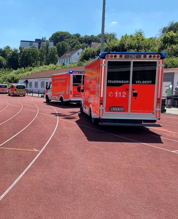 Feuerwehrwagen stehen an einem Sportplatz.
