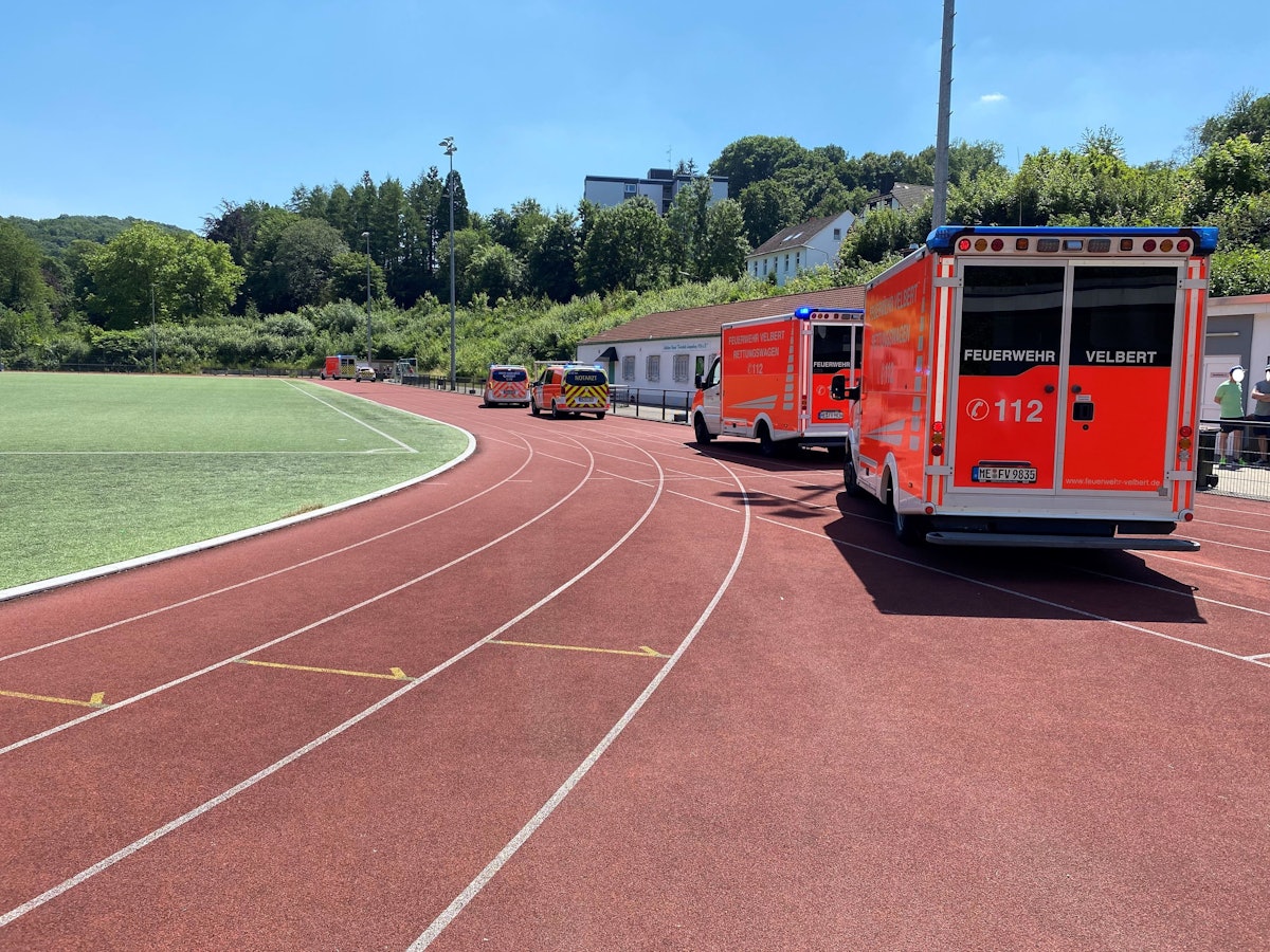 Feuerwehrwagen stehen an einem Sportplatz.