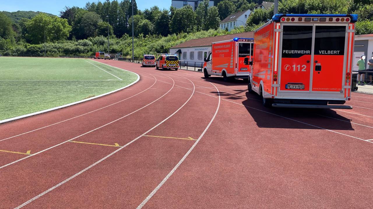 Feuerwehrwagen stehen an einem Sportplatz.