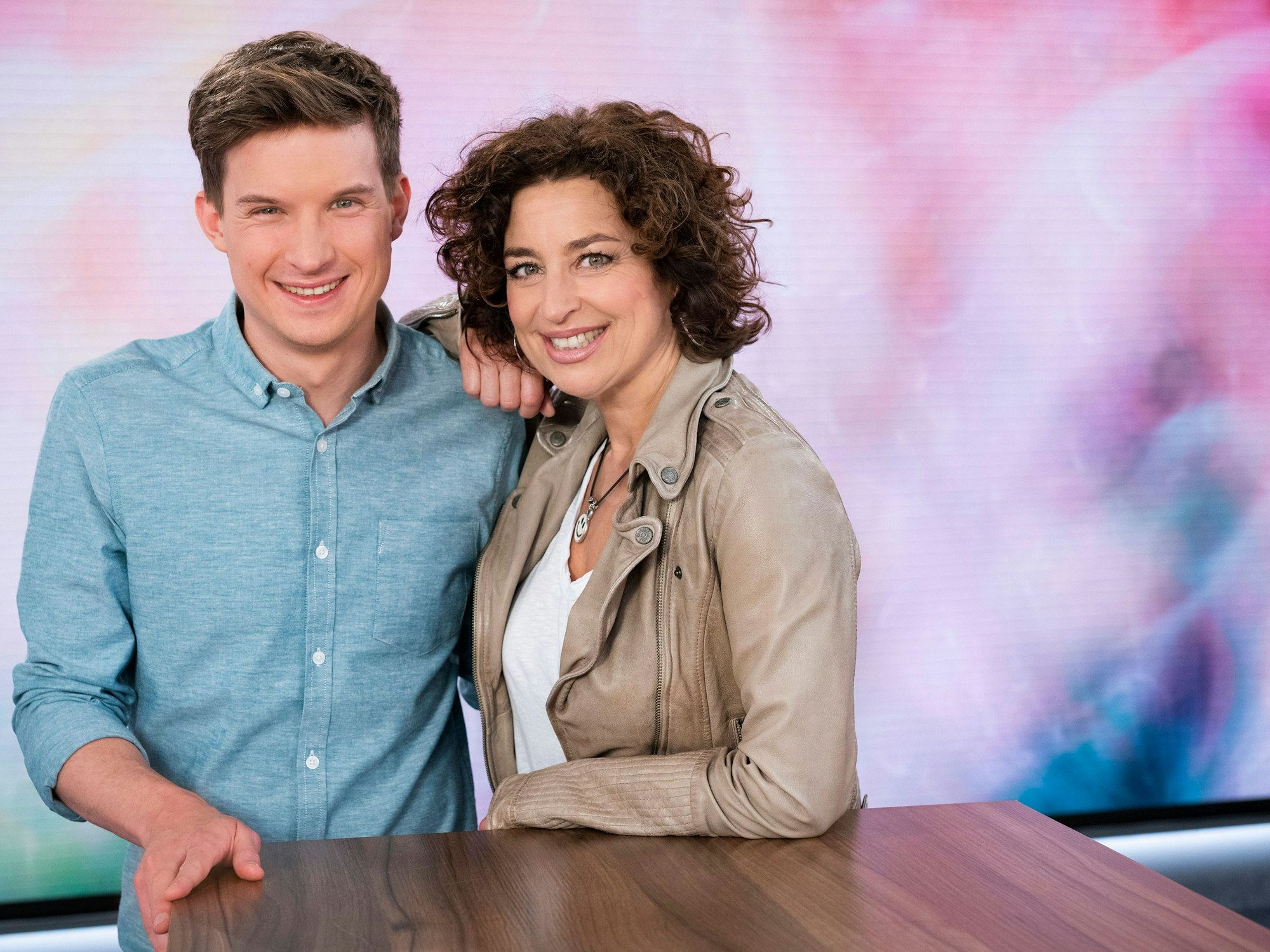 Tim Schreder und Isabel Varell auf einem Foto aus ihrer ARD-Sendung „Live nach Neun“