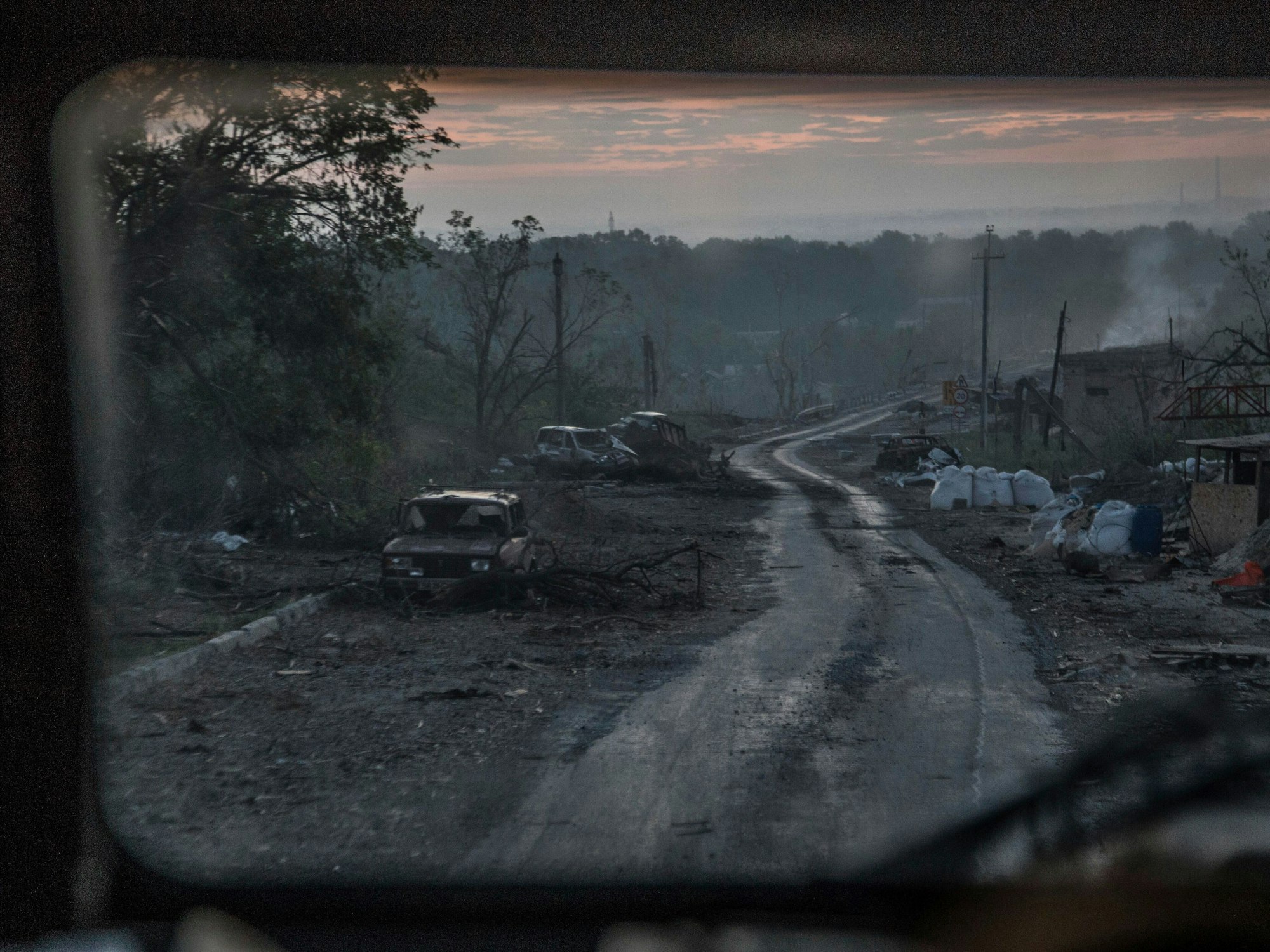 Foto aus der Stadt Sjewjerodonezk am 8. Juni 2022 mit ausgebrannten Autowracks