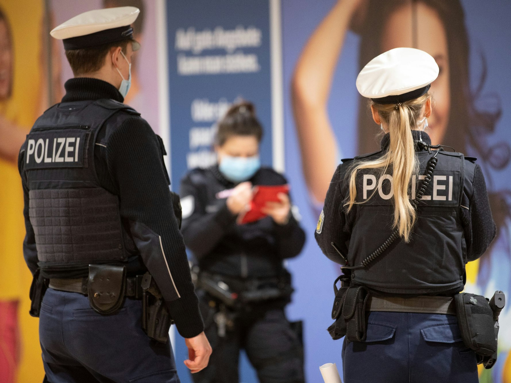Mitarbeiter von Ordnungsamt, DB-Security und Beamte der Bundespolizei sind vor Ort in einem Hauptbahnhof.