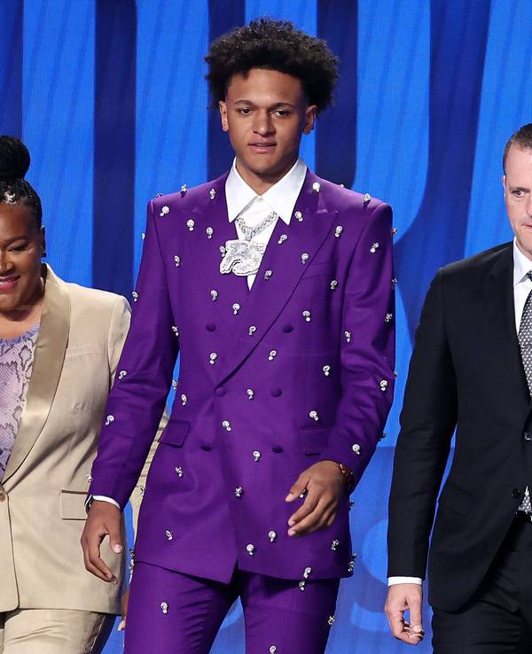 Paolo Banchero beim NBA-Draft 2022 geht mit seiner Familie über die Bühne.