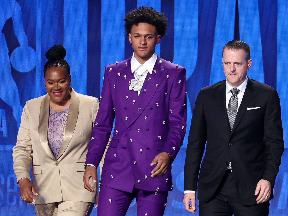 Paolo Banchero beim NBA-Draft 2022 geht mit seiner Familie über die Bühne.