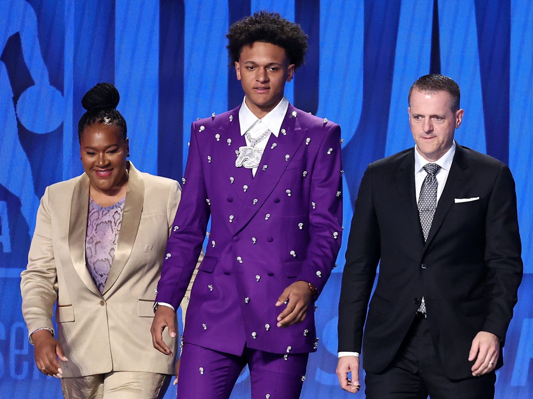 Paolo Banchero beim NBA-Draft 2022 geht mit seiner Familie über die Bühne.