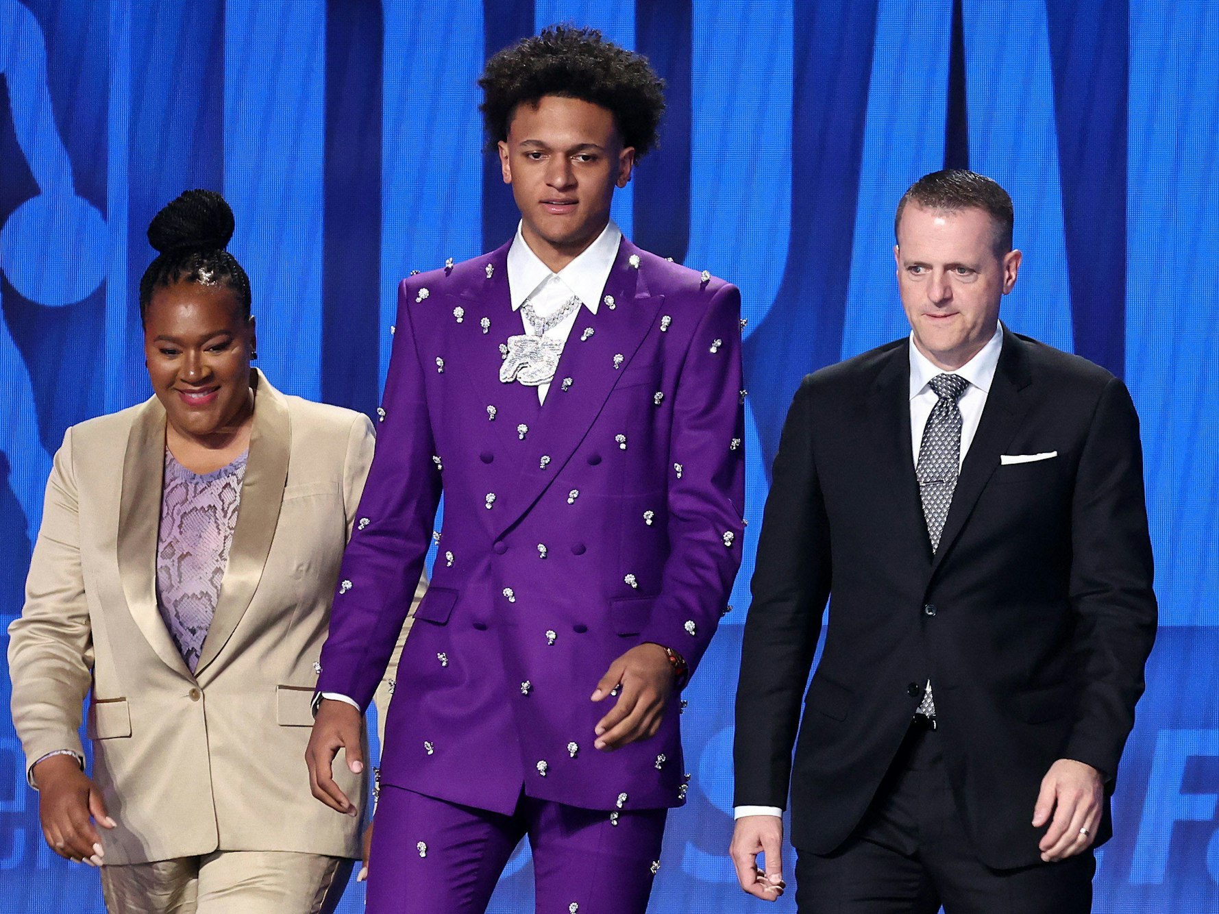 Paolo Banchero beim NBA-Draft 2022 geht mit seiner Familie über die Bühne.