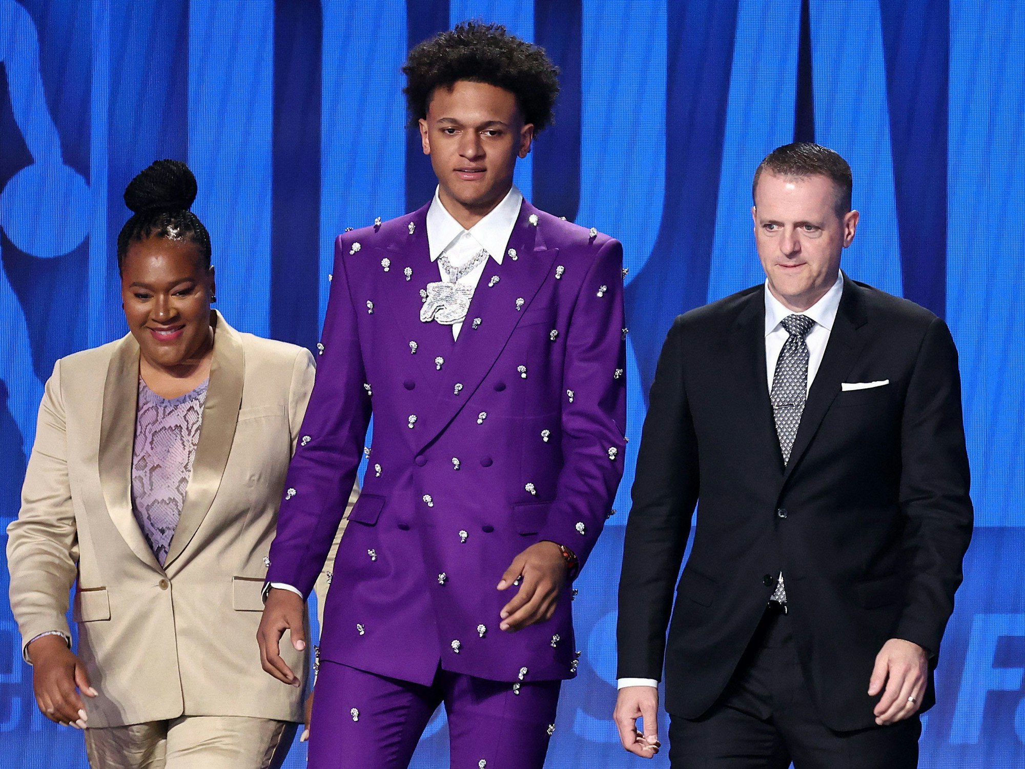 Paolo Banchero beim NBA-Draft 2022 geht mit seiner Familie über die Bühne.
