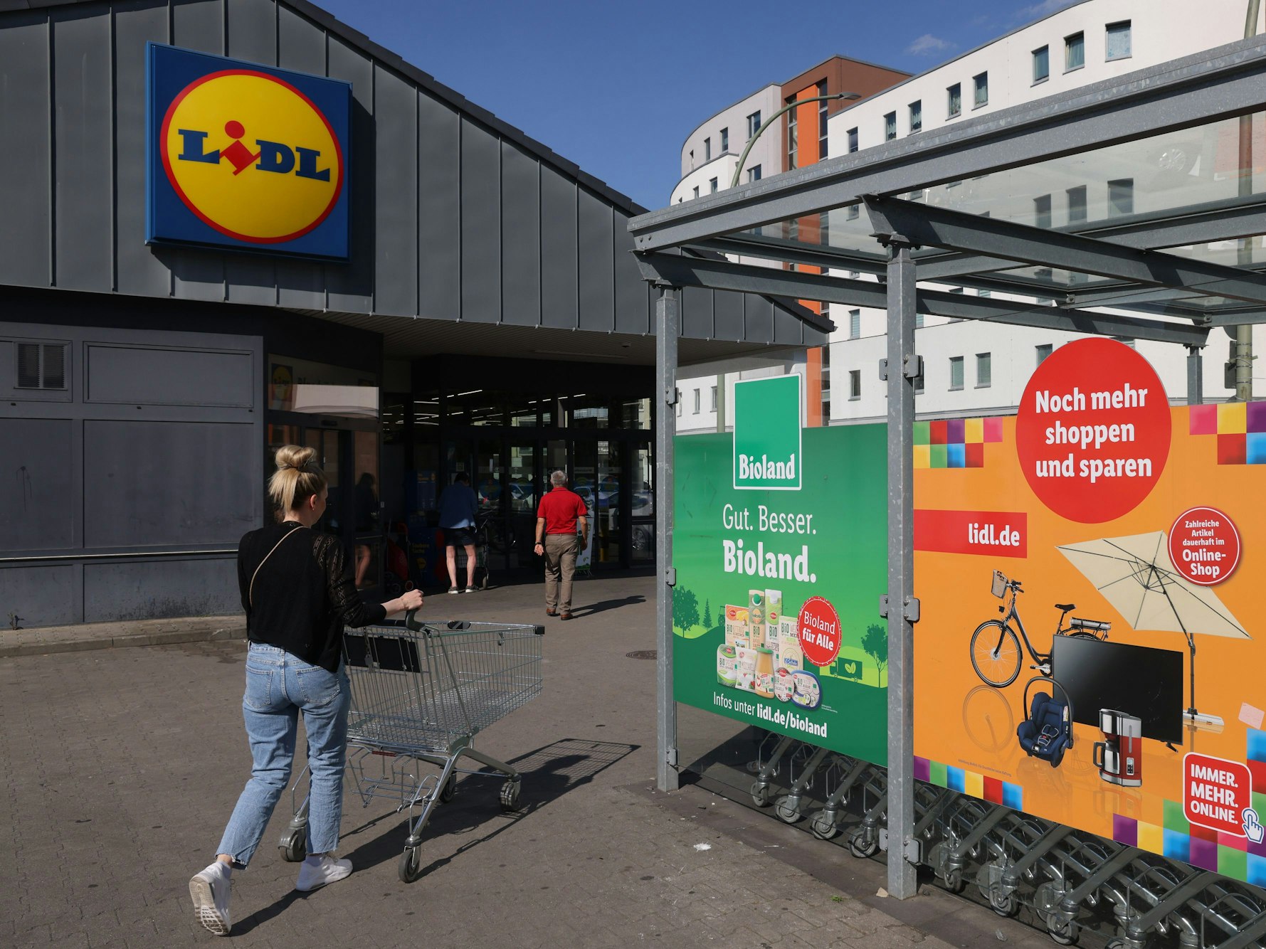 Die Verkaufsaktion einer Lidl-Filiale in Bremen ist völlig eskaliert, am Ende musste die Polizei anrücken. Unser Symbolbild zeigt eine Lidl-Filiale in Berlin Mitte Juni.
