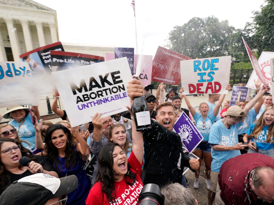 Eine Feier vor dem Obersten Gerichtshof am Freitag, 24. Juni 2022, in Washington. Der Oberste Gerichtshof hat den seit fast 50 Jahren bestehenden verfassungsmäßigen Schutz der Abtreibung beendet.
