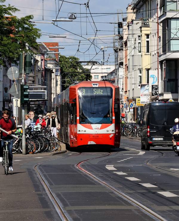 KVB-Bahn der Linie 9 fährt über die Zülpicher Straße durch Köln.