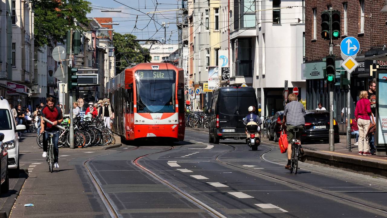 KVB-Bahn der Linie 9 fährt über die Zülpicher Straße durch Köln.