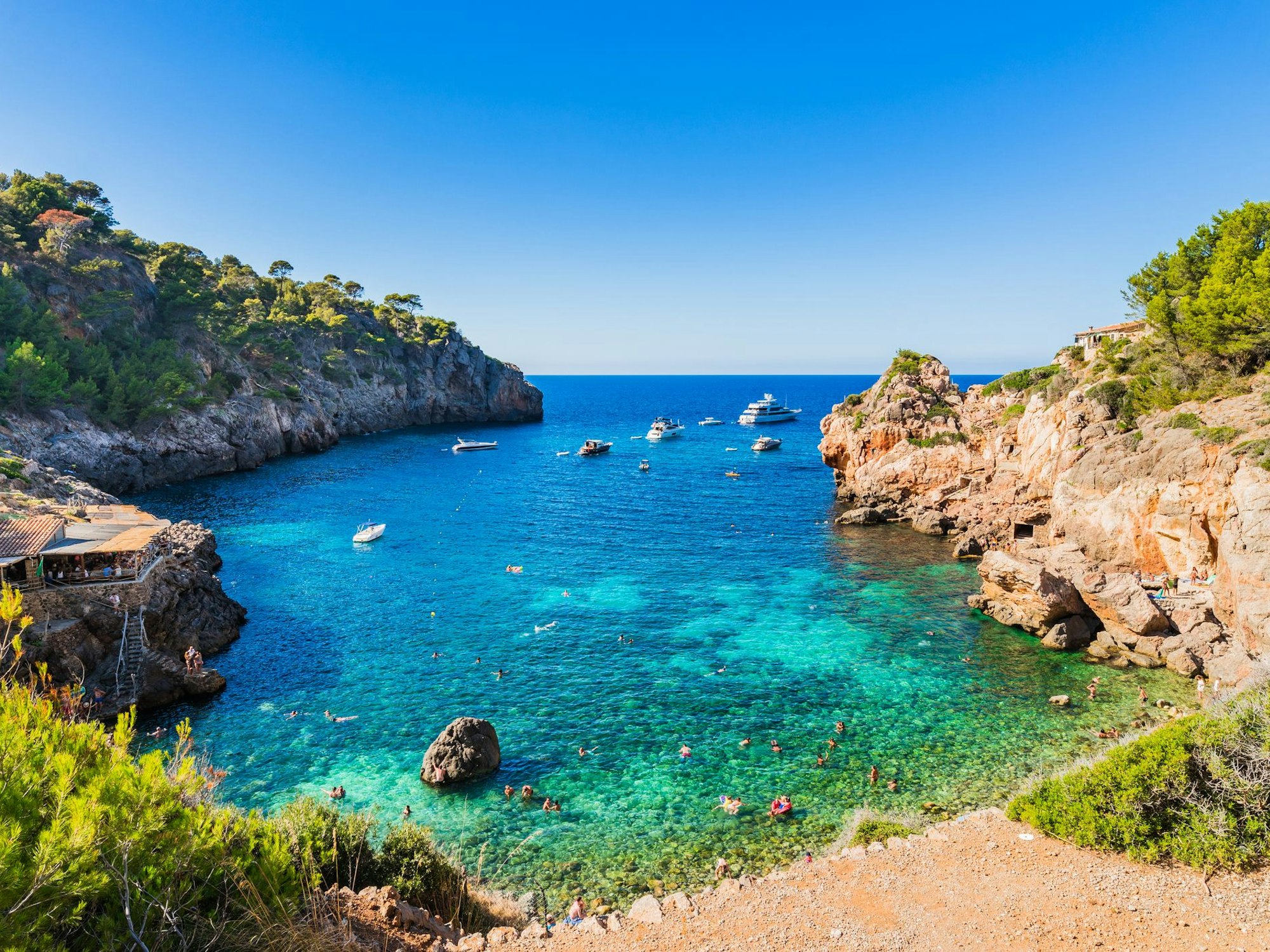 Der Strand der Cala Deia hat zwar keinen weißen Sand, aber ist nicht weniger schön.