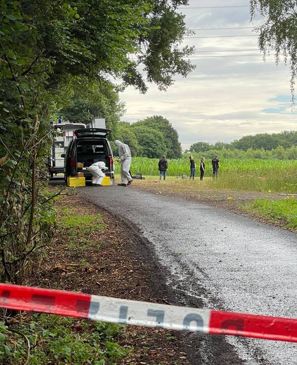Einsatzkräfte der Spurensicherung arbeiten am Fundort einer Leiche in einem Naturschutzgebiet bei Hamm