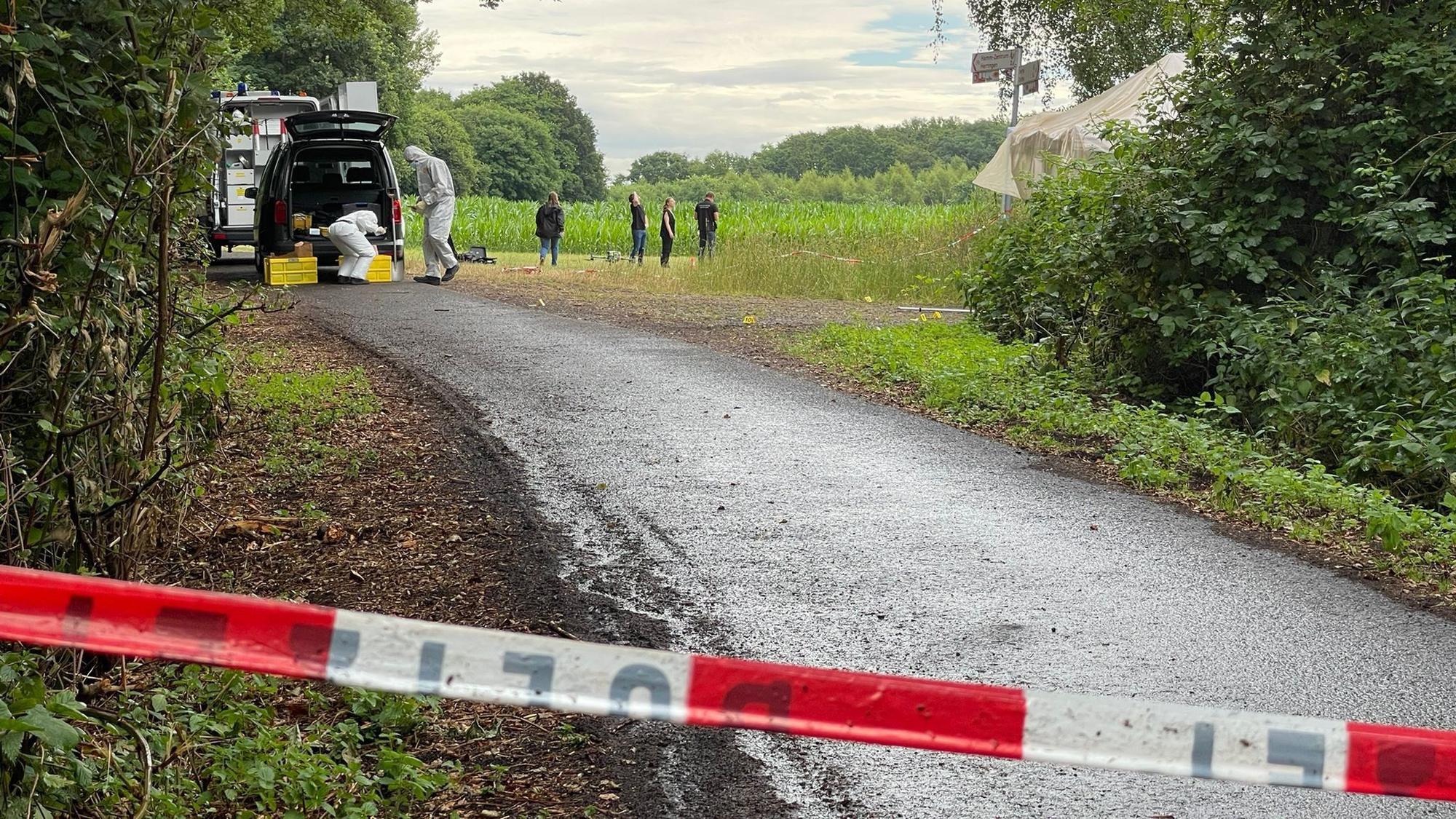 Einsatzkräfte der Spurensicherung arbeiten am Fundort einer Leiche in einem Naturschutzgebiet bei Hamm