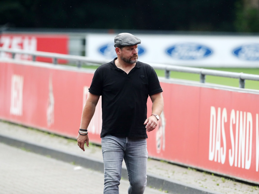 FC-Trainer Steffen geht am Geißbockheim an den Trainingsplätzen vorbei.