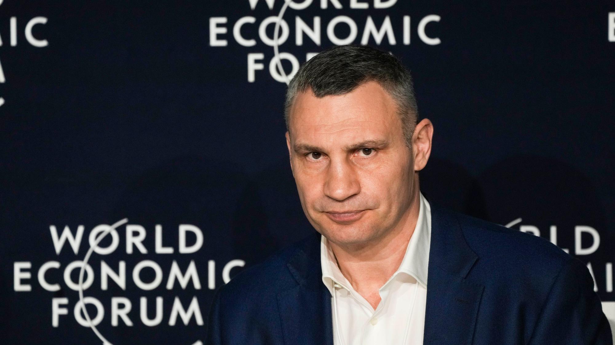 Die Regierende Bürgermeisterin von Berlin wollte mit Vitali Klitschko telefonieren – hatte dann aber einen Betrüger dran. Unser Foto zeigt (den echten) Klitschko am 26. Mai auf dem Weltwirtschaftsforum in Davos.