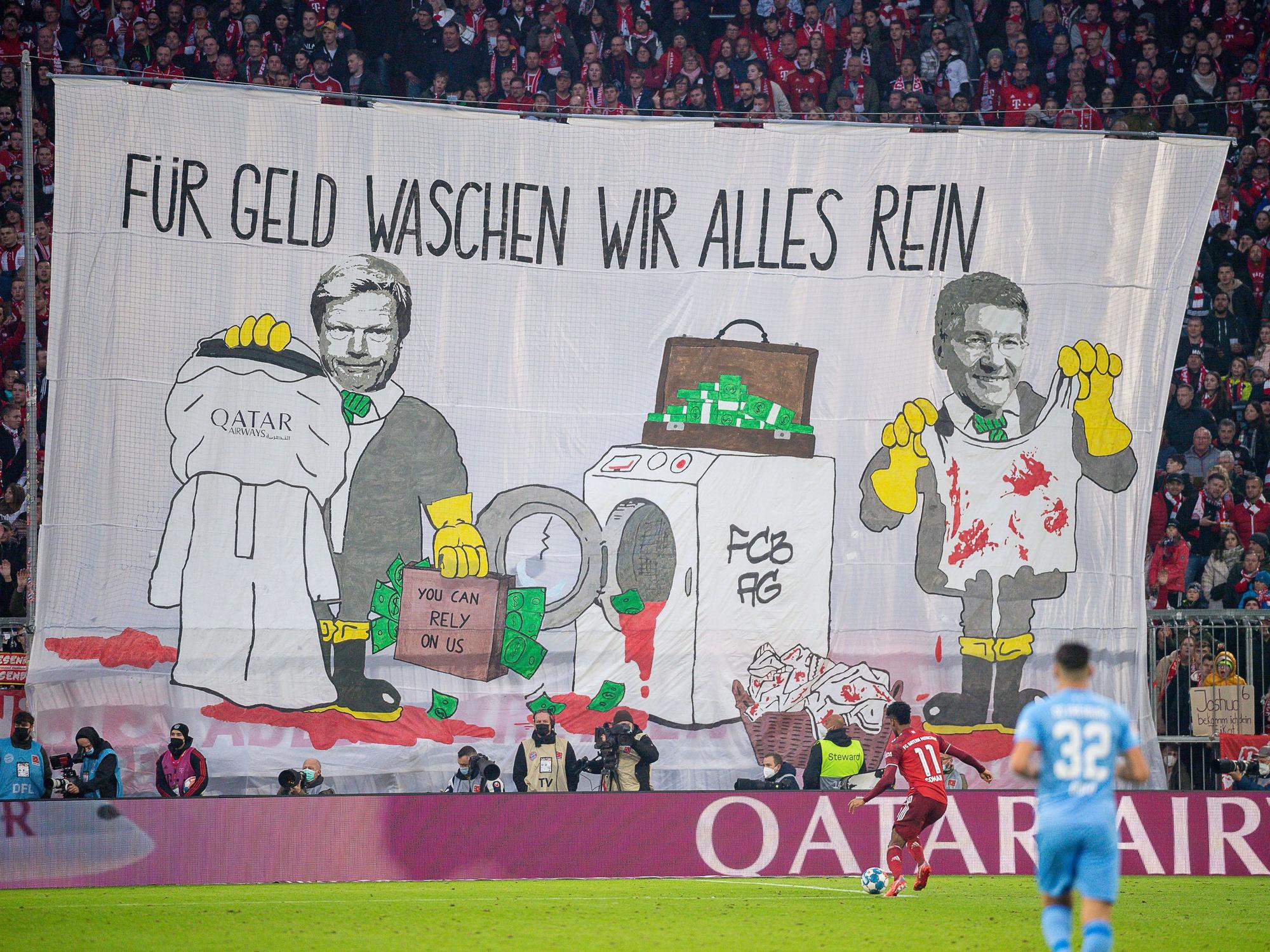 Mit einem Transparent „Für Geld waschen wir alles rein“ protestieren Münchner Fans in der Allianz Arena.