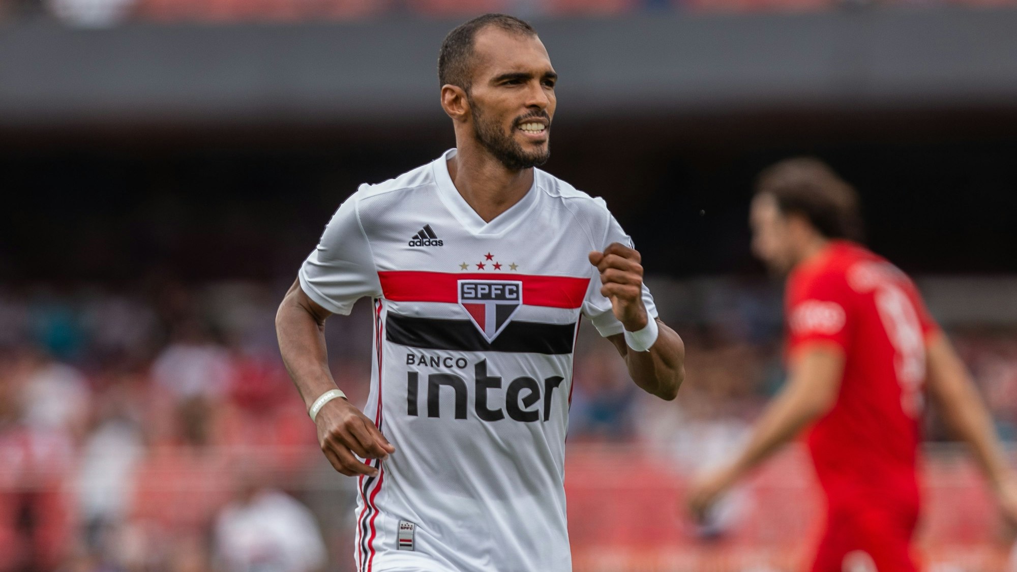 Der ehemalige brasilianische Nationalspieler Richarlyson bei einem Legenden-Spiel im Trikot seines Ex-Klubs FC São Paulo.