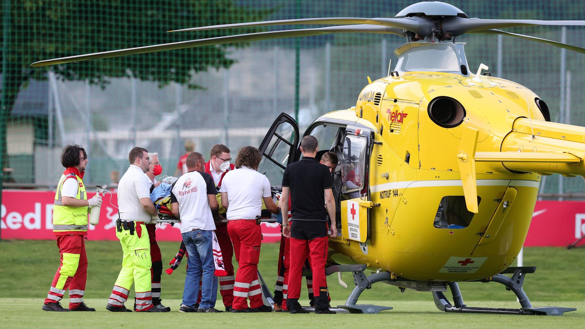 Ein Rettungshubschrauber landet in Anif auf dem Rasen, um einen schwerverletzten Zuschauer ins Krankenhaus zu bringen.