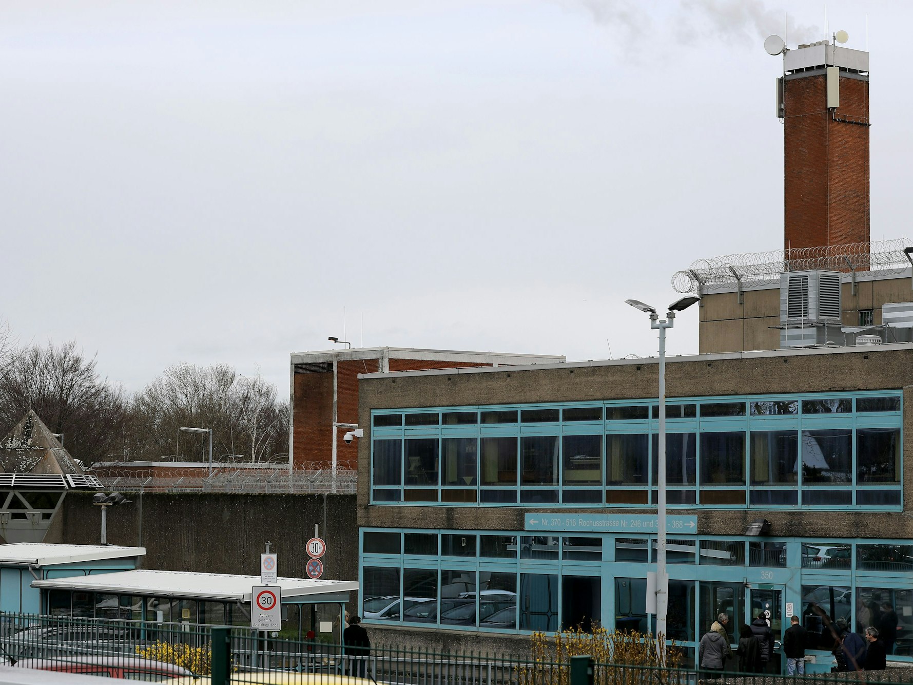 Das Foto vom 2. März 2020 zeigt die Justizvollzugsanstalt in Köln-Ossendorf von außen.