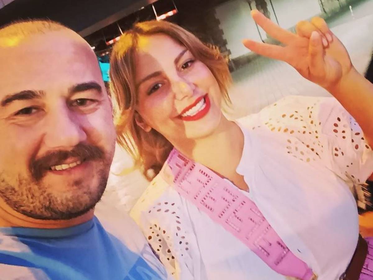 Der Kölner Uber-Fahrer Hüseyin H. posiert mit Enissa Amani für ein Selfie.