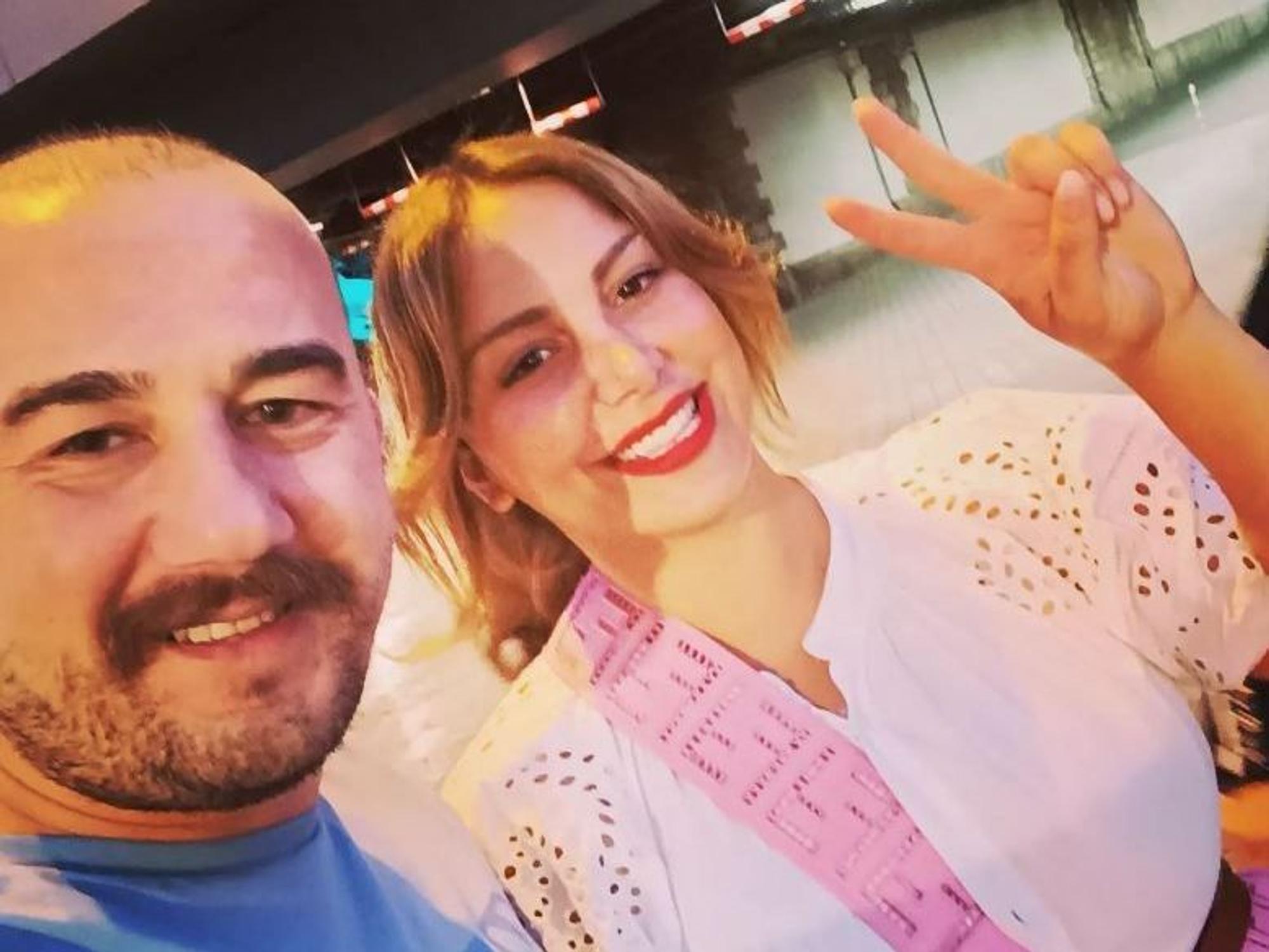 Der Kölner Uber-Fahrer Hüseyin H. posiert mit Enissa Amani für ein Selfie.
