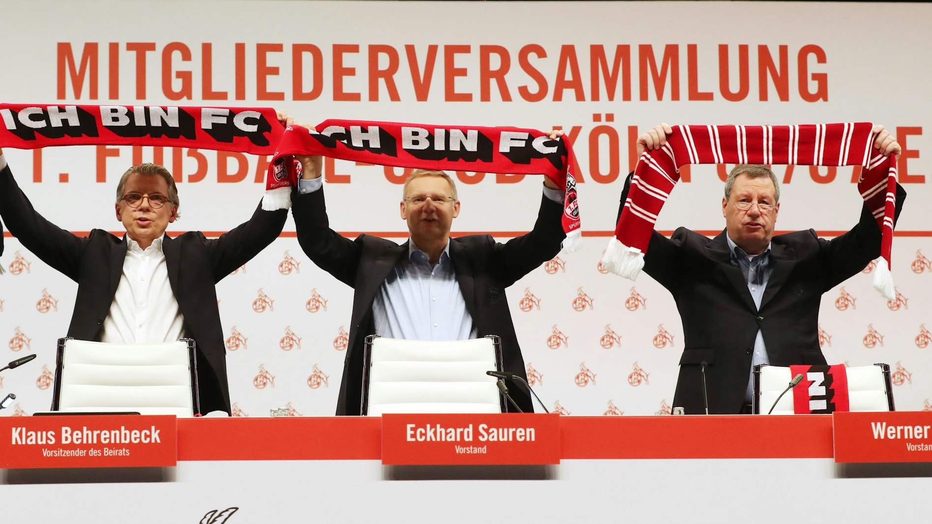 Die Vorstands-Mitglieder Werner Wolf (r.) und Eckhard Sauren (M.) bei der FC-Mitgliederversammlung am 6. November 2021 neben Klaus Behrenbeck.