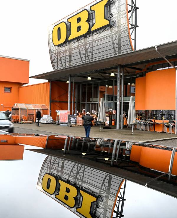 Kundinnen und Kunden gehen auf den Obi-Baumarkt in Friedrichshafen (Baden-Württemberg) zu.