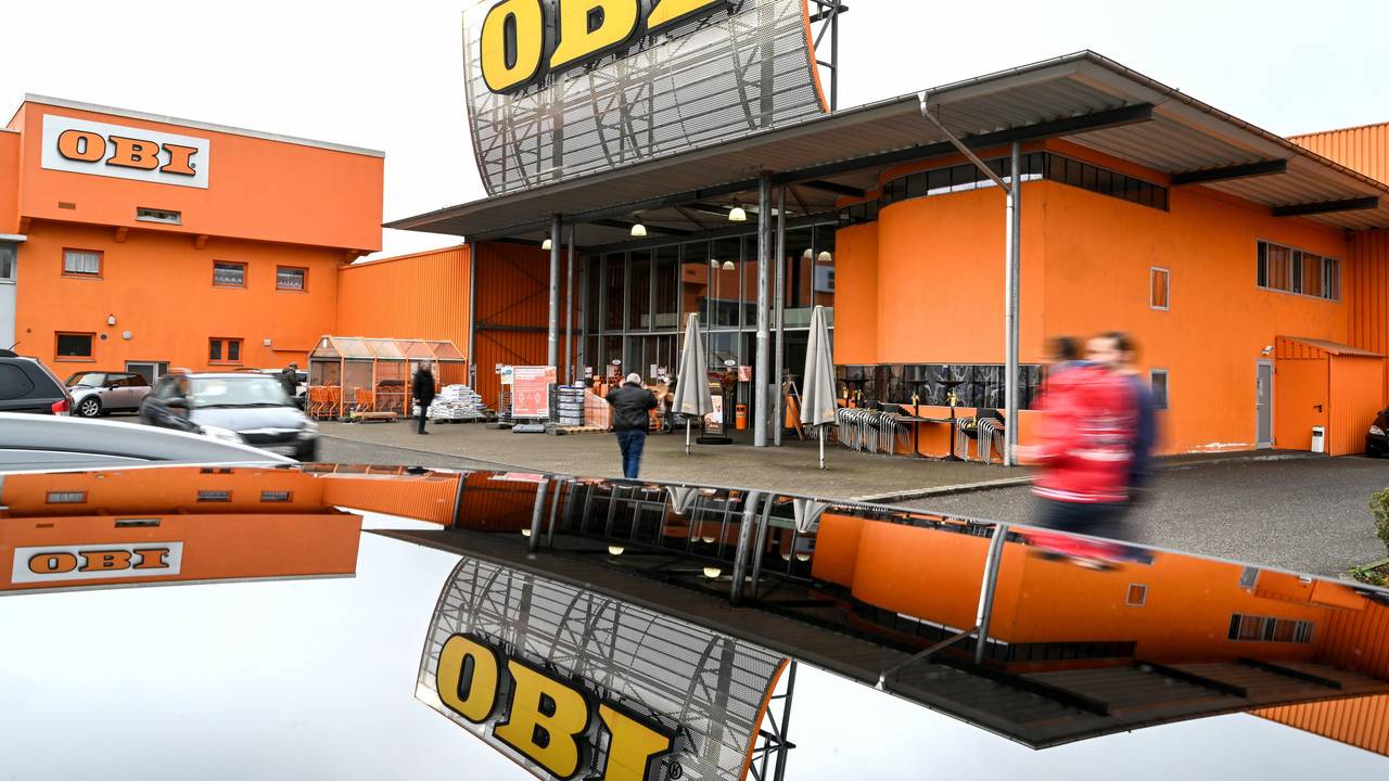 Kundinnen und Kunden gehen auf den Obi-Baumarkt in Friedrichshafen (Baden-Württemberg) zu.