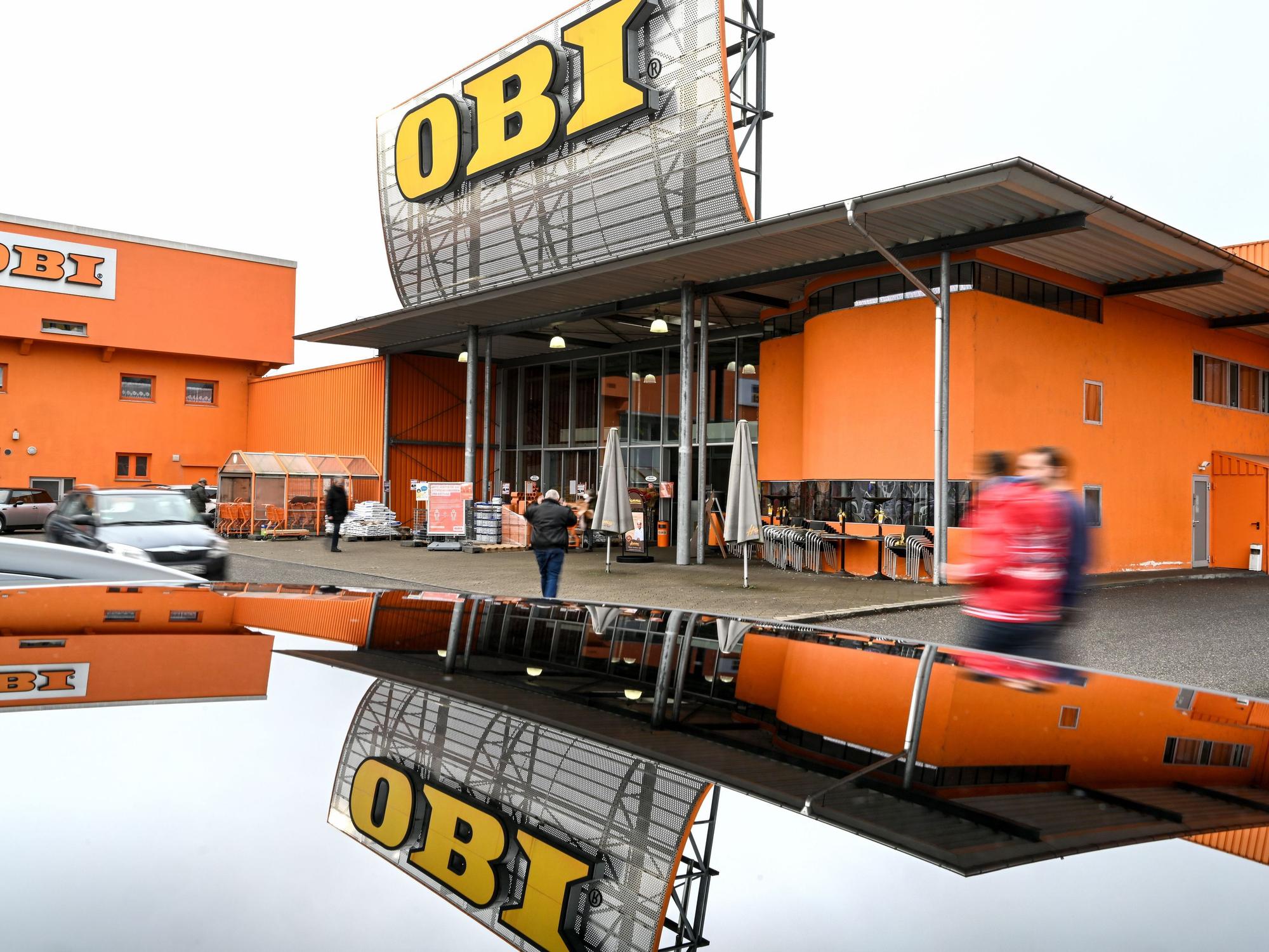 Kundinnen und Kunden gehen auf den Obi-Baumarkt in Friedrichshafen (Baden-Württemberg) zu.