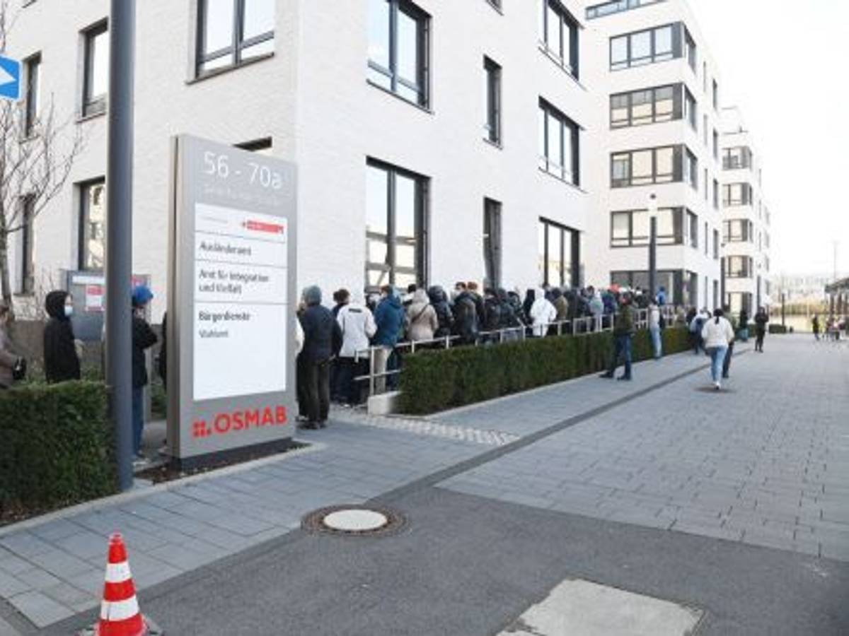 Geflüchtete aus der Ukraine stehen am 11. März 2022 Schlange vor dem Ausländeramt in Köln.