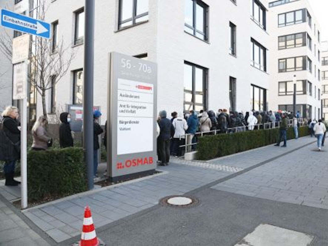 Geflüchtete aus der Ukraine stehen am 11. März 2022 Schlange vor dem Ausländeramt in Köln.