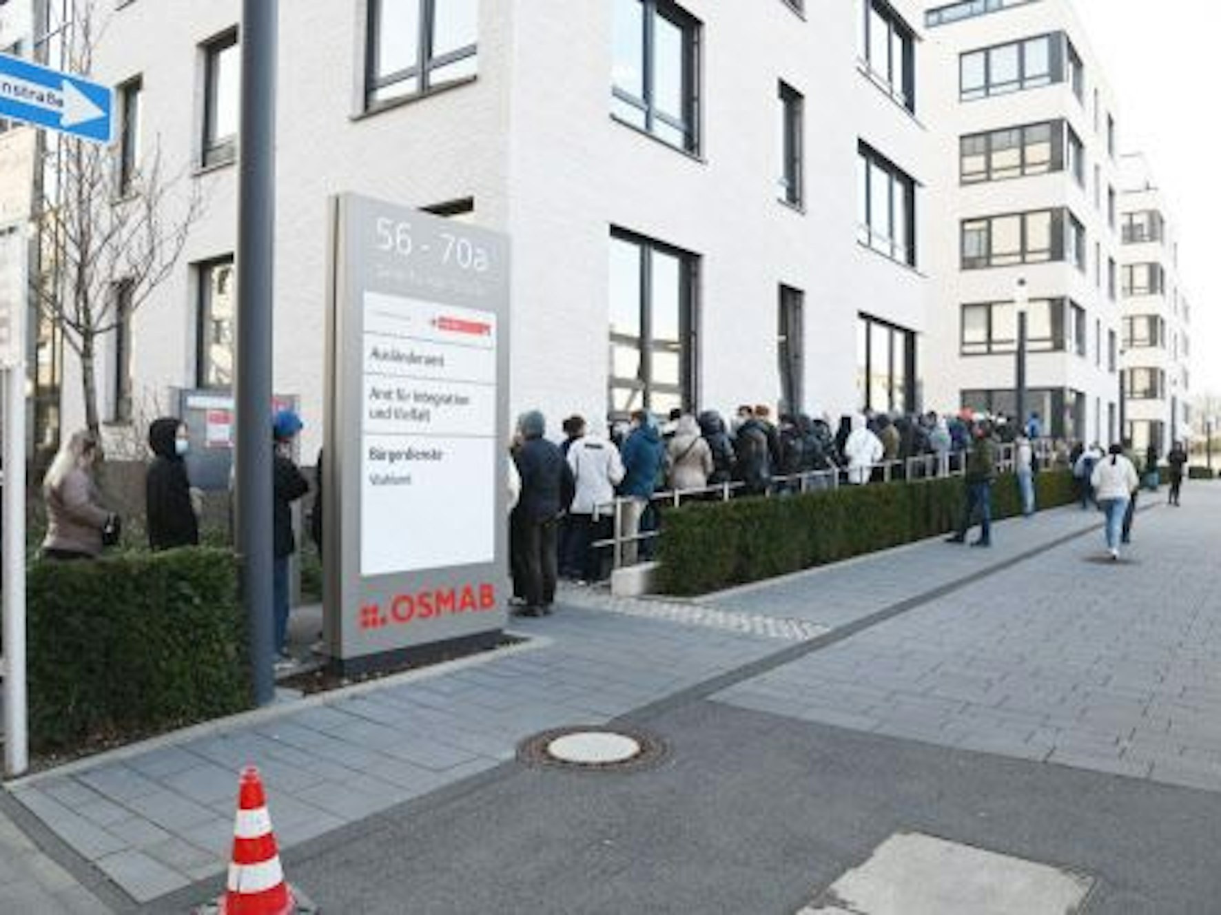 Geflüchtete aus der Ukraine stehen am 11. März 2022 Schlange vor dem Ausländeramt in Köln.