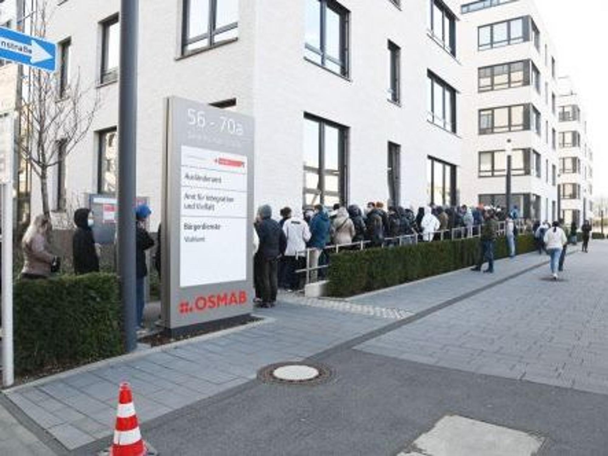 Geflüchtete aus der Ukraine stehen am 11. März 2022 Schlange vor dem Ausländeramt in Köln.