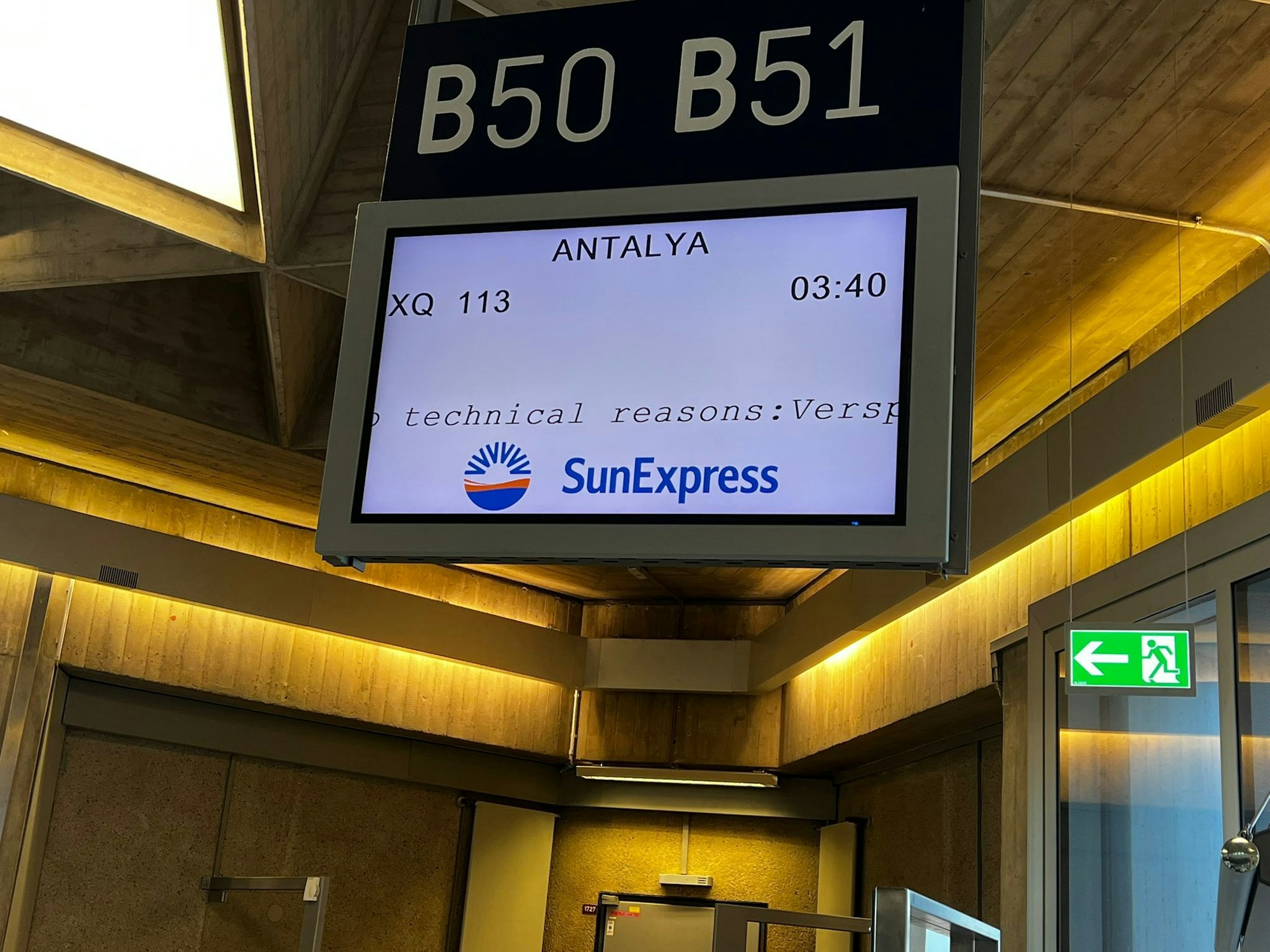 Anzeigetafel auf den Flug von Gerhard Ernst, der mit über fünf Stunden Verspätung startete.