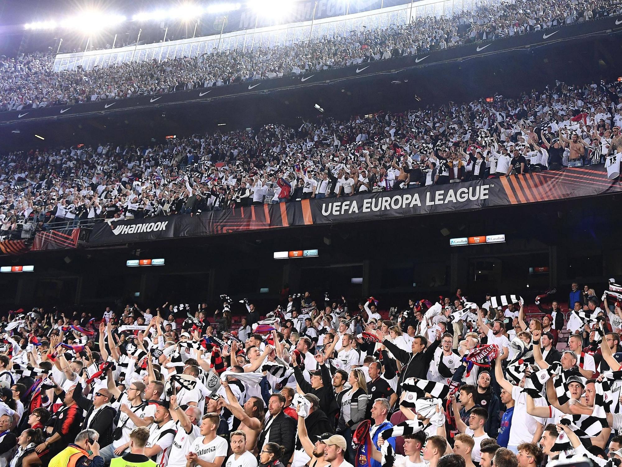 Die Fans von Eintracht Frankfurt feiern den Sieg über den FC Barcelona im Camp Nou.
