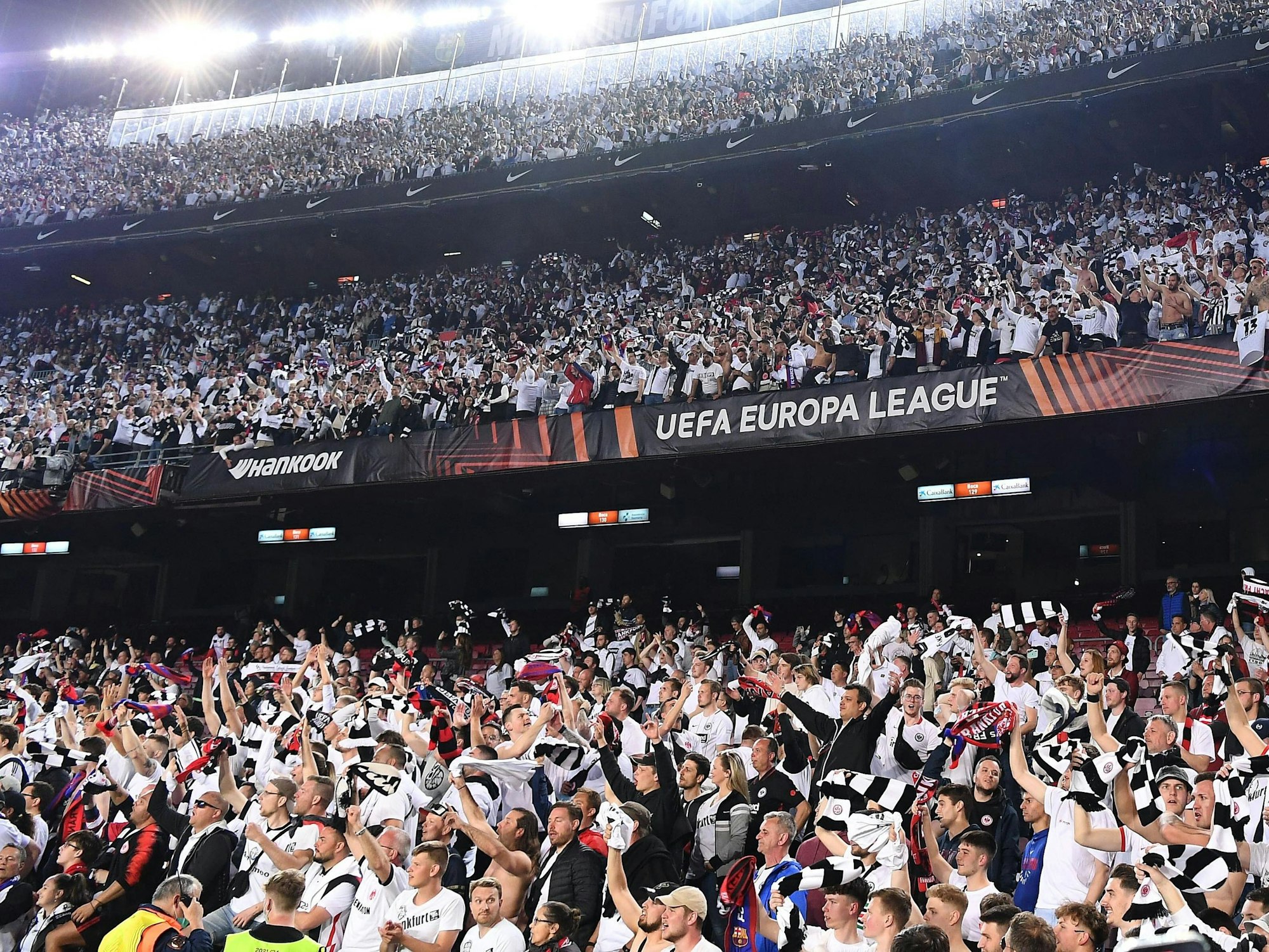 Die Fans von Eintracht Frankfurt feiern den Sieg über den FC Barcelona im Camp Nou.