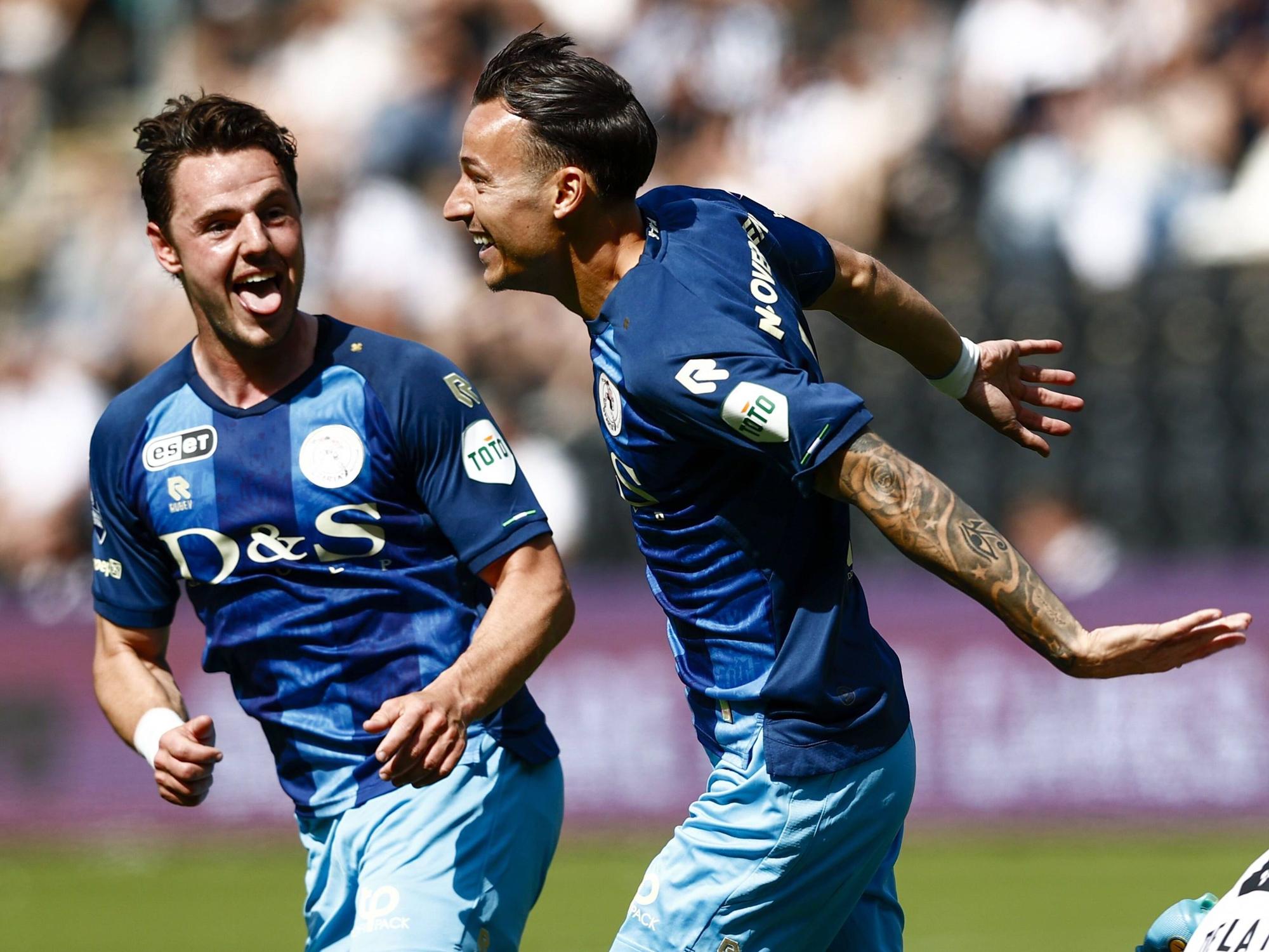 Mario Engels (r.) jubelt am 15. Mai 2022 für Sparta Rotterdam gegen Heracles Almelo.