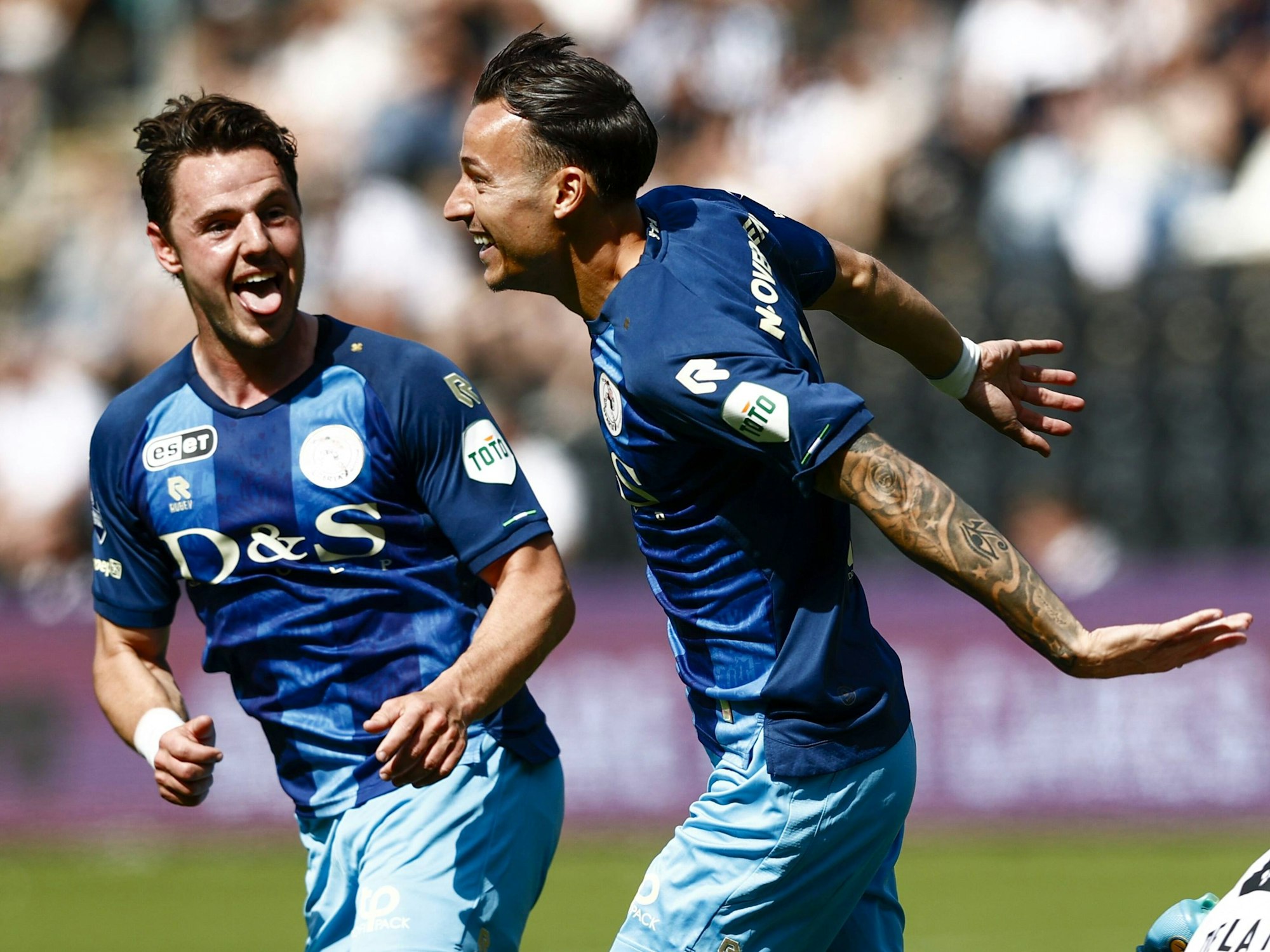 Mario Engels (r.) jubelt am 15. Mai 2022 für Sparta Rotterdam gegen Heracles Almelo.