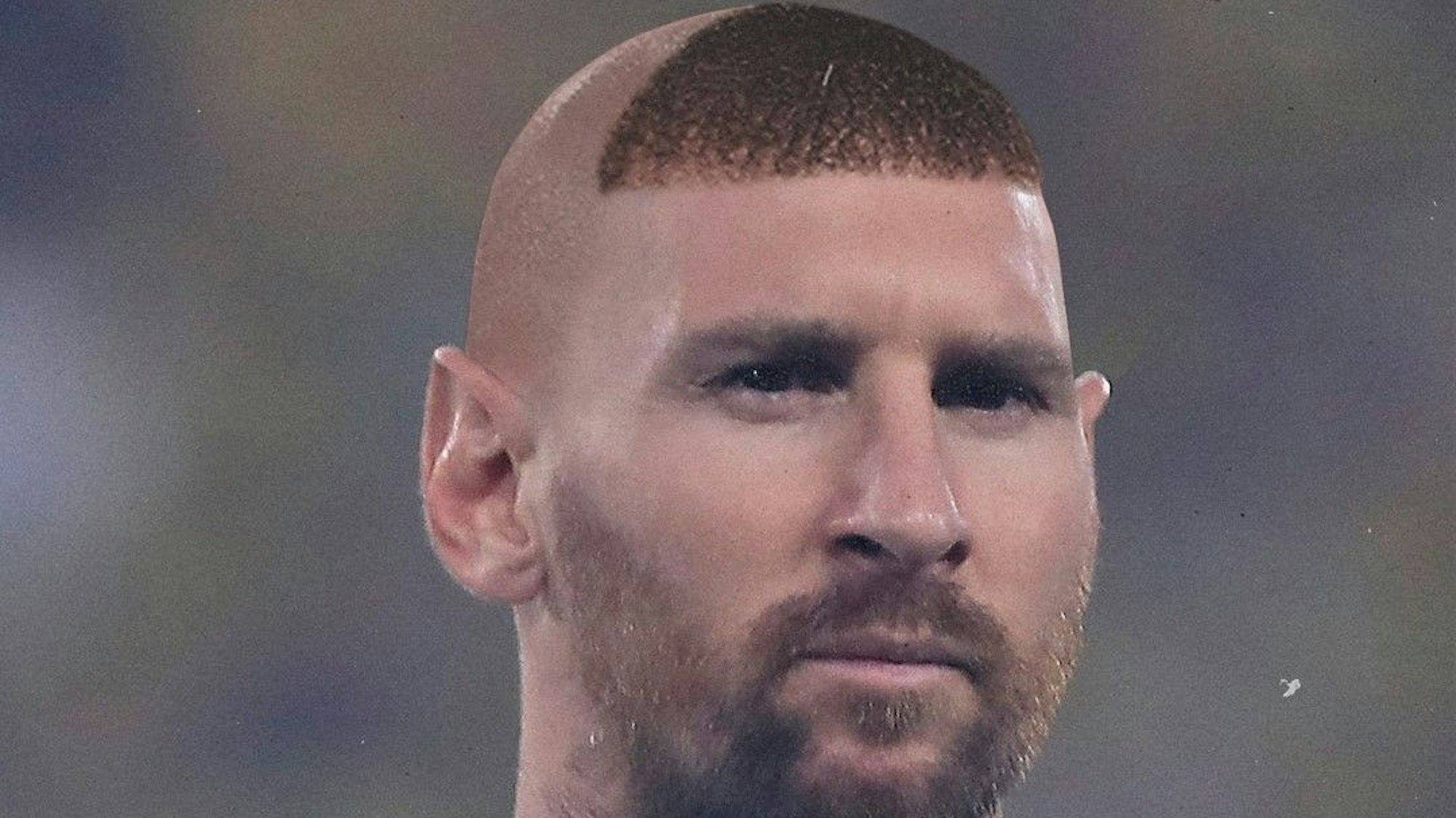 Lionel Messi trägt auf einer Foto-Montage der FIFA die Kult-Frisur von Ronaldo bei der WM 2002. Screenshot zur Berichterstattung von EXPRESS.de-Redakteur Béla Csányi