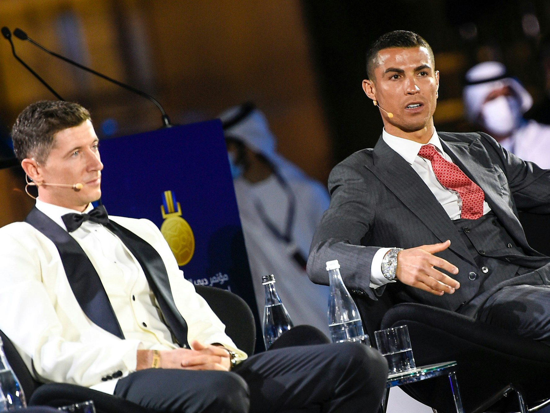 Robert Lewandowski (l) aus Polen und Cristiano Ronaldo (r) aus Portugal sprechen nach der Verleihung der «Globe Soccer Award» bei der 15. International Sports Conference.