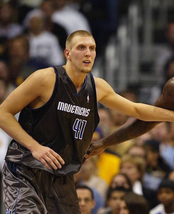 Basketball-Stars im Duell: Dirk Nowitzki (li.) gegen Shaquille O'Neil.
