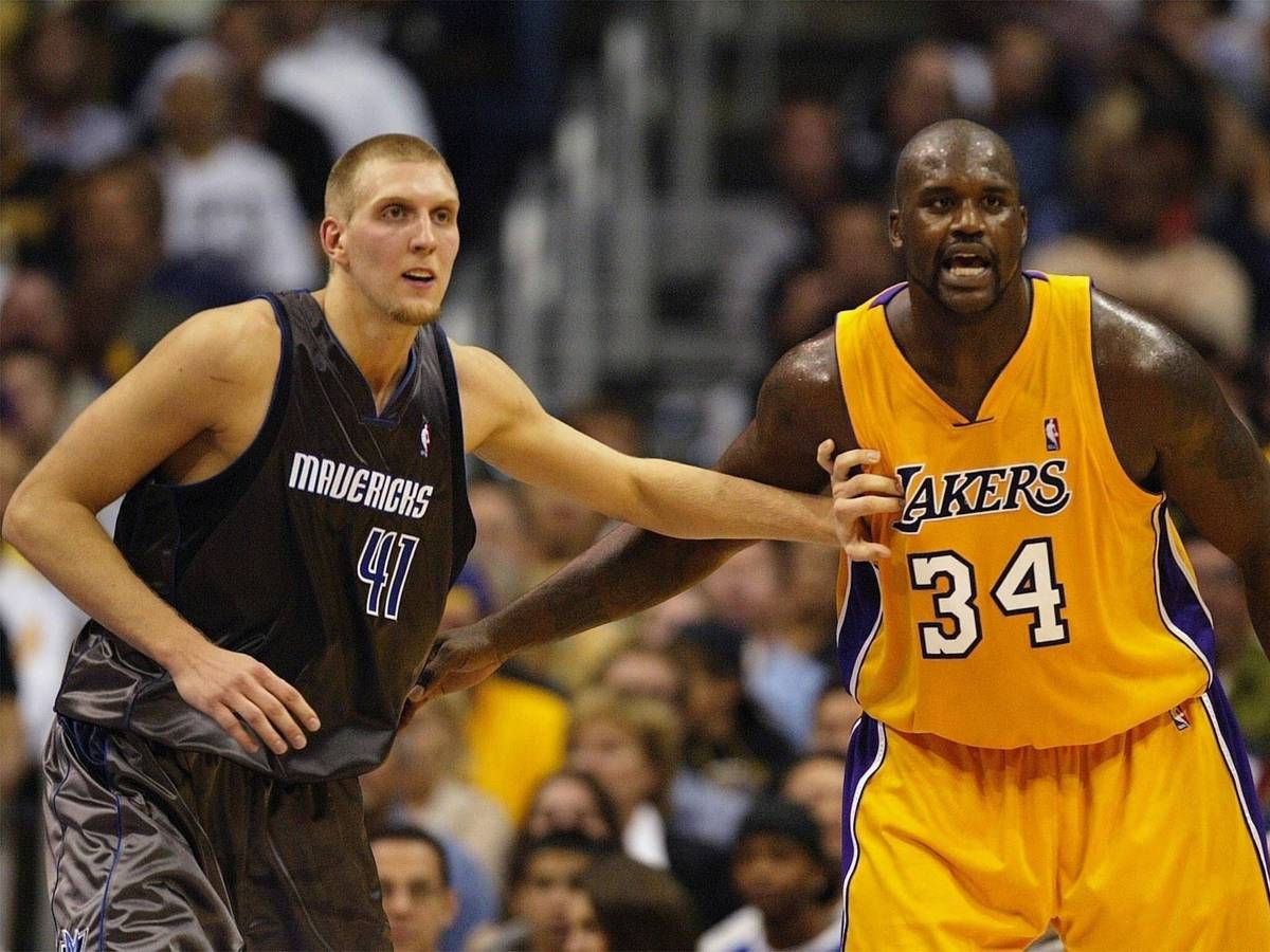 Dirk Nowitzki (l.) und Shaquille O'Neal im NBA-Spiel der Los Angeles Lakers gegen die Dallas Mavericks am 10. Oktober 2003.