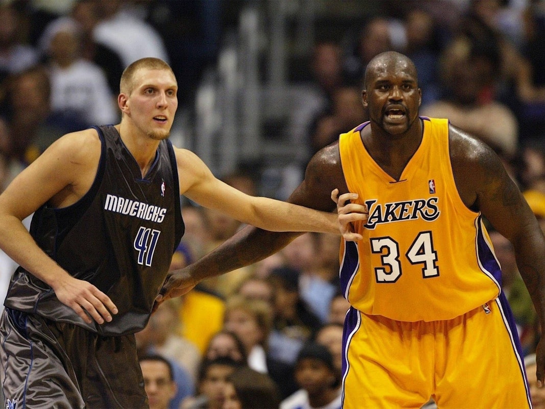 Dirk Nowitzki (l.) und Shaquille O'Neal im NBA-Spiel der Los Angeles Lakers gegen die Dallas Mavericks am 10. Oktober 2003.
