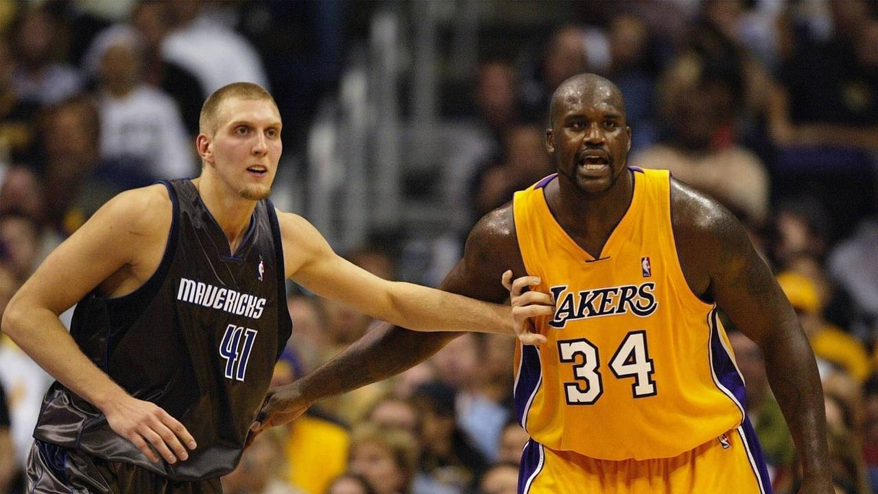 Basketball-Stars im Duell: Dirk Nowitzki (li.) gegen Shaquille O'Neil.