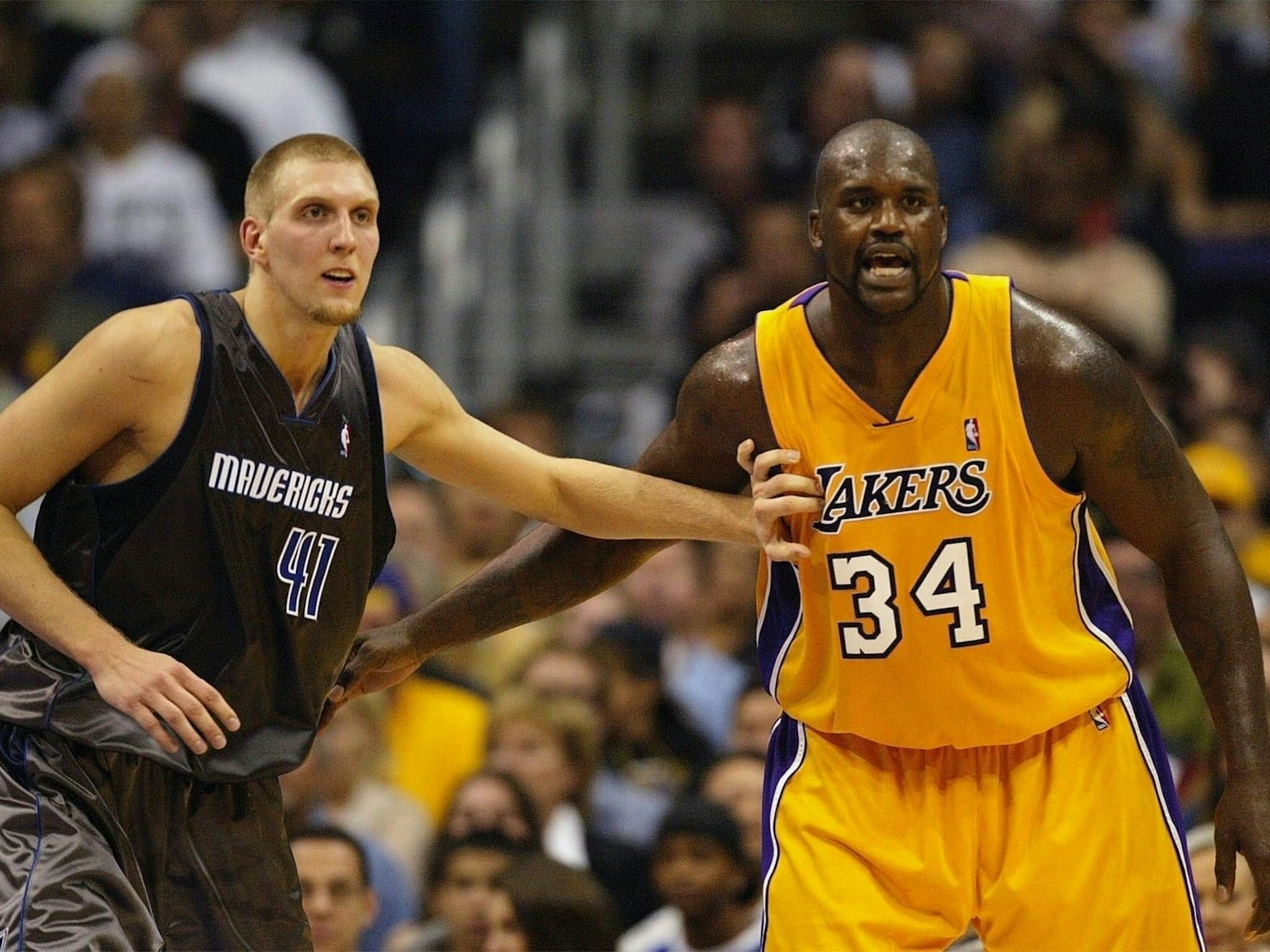 Basketball-Stars im Duell: Dirk Nowitzki (li.) gegen Shaquille O'Neil.