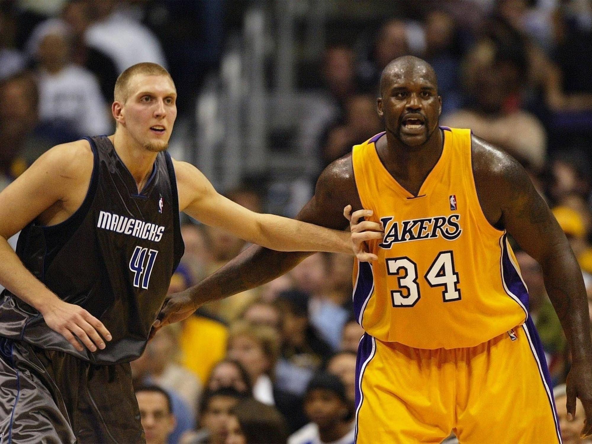 Basketball-Stars im Duell: Dirk Nowitzki (li.) gegen Shaquille O'Neil.